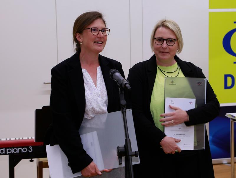 Die Preisträgerinnen des Ars legendi-Fakultätenpreises 2022 in der Kategorie Biologie: Dagmar Hann (li) und Daniela Meilinger
