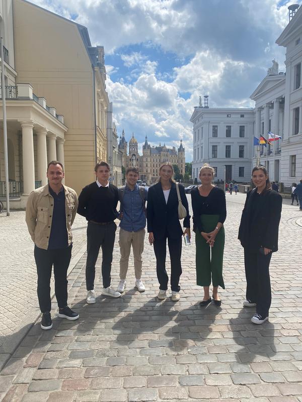 Die Studiengruppe mit der Professorin in Schwerin.