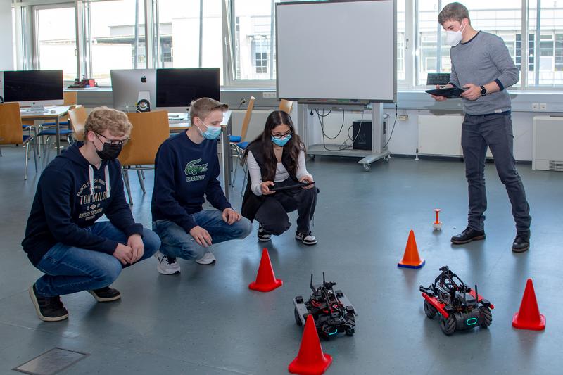 In der RoboAcademy werden Roboterfahrzeuge programmiert.