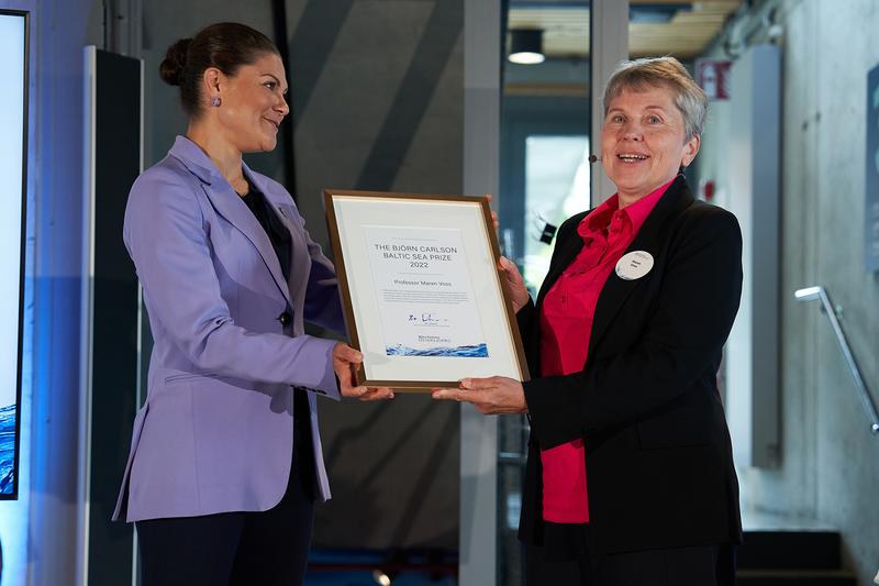 Die schwedische Kronprinzessin Victoria übberreicht den in diesem Jahr erstmals verliehenen Björn Carlson Baltic Sea Prize an die IOW-Forscherin Maren Voß.