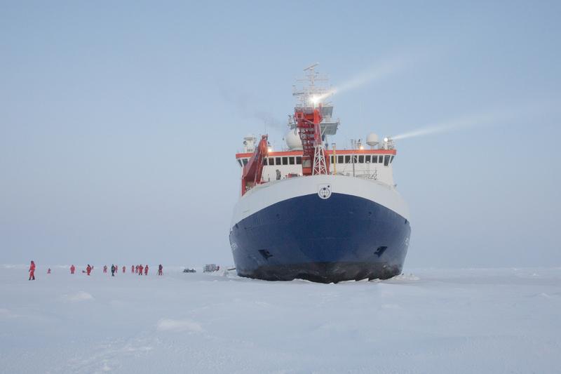 FS Polarstern im arktischen Eis.