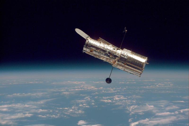 Das Hubble-Weltraumteleskop schwebt 569 km über der Erdoberfläche, wo es die Atmosphäre umgeht und Objekte im Weltraum klar erkennen kann.