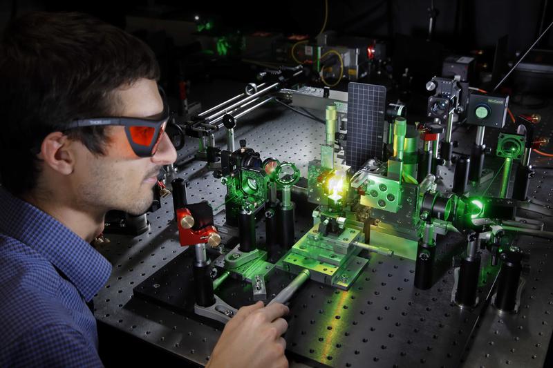 Demonstrator of a laser threshold magnetometer. The perspective shows the cavity where the scientists measured the amplification and magnetic-field-dependent stimulated emission.