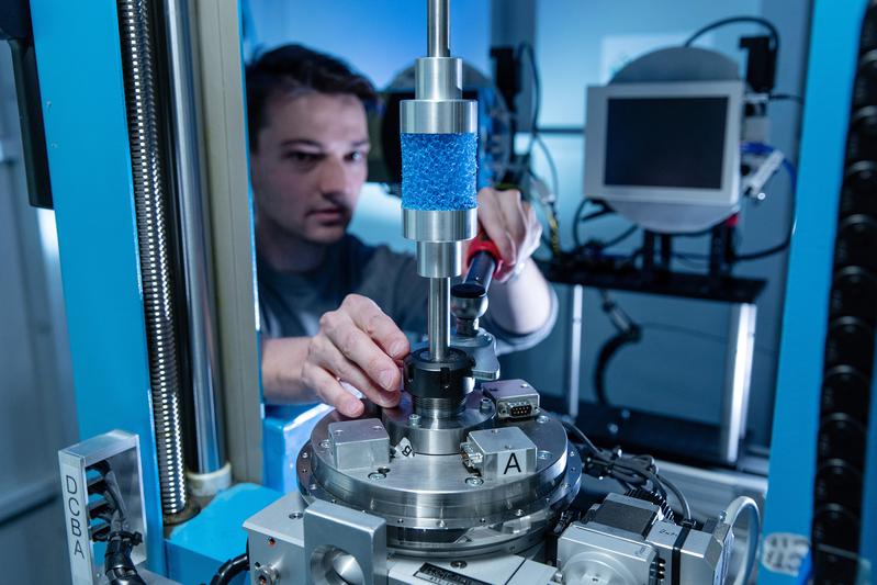 Einbau einer Polyurethanschaumprobe für einen in-situ Druckversuch mit 3D-Bildgebung mittels Mikro-Computertomographie.