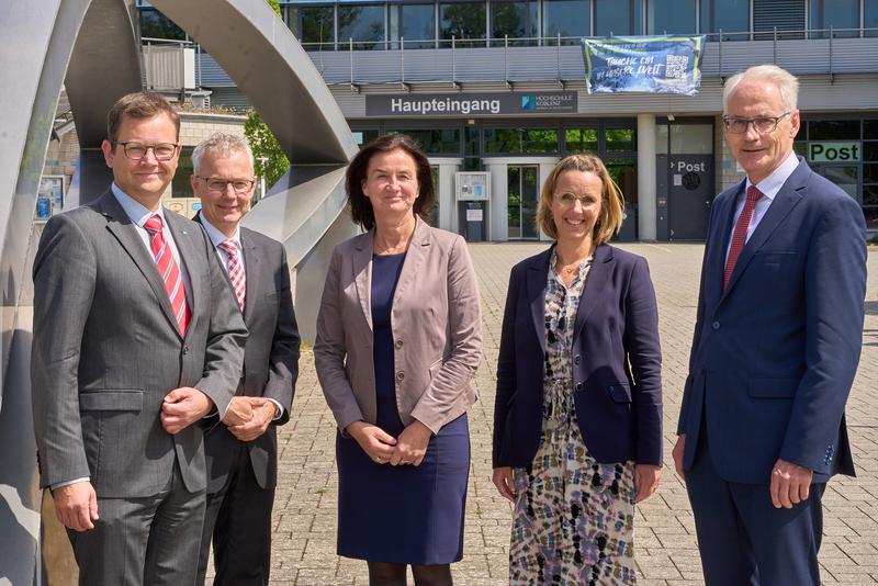 Künftig gehören eine Vizepräsidentin und zwei Vizepräsidenten dem Präsidium der Hochschule Koblenz an. Von links: Prof. Dr. Ralf Haderlein, Prof. Dr. Heiko Weckmüller, Prof. Dr. Antje Liersch, Dr. Fabienne Köller-Marek, Prof. Dr. Karl Stoffel.