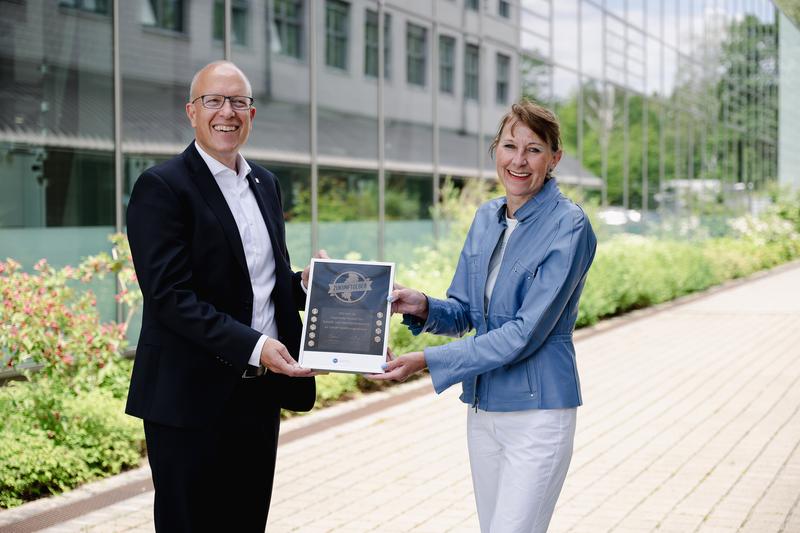 Prof. Dr. Christoph Herrmann, Institutsleiter des Fraunhofer IST (l.) und Cordula Miosga, Geschäftsführerin des AGV während der Übergabe der Zukunftgeber-Auszeichnung.