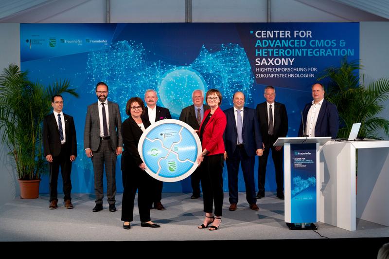 Symbolische Waferübergabe zur feierlichen Eröffnung des "Center for Advanced CMOS & Heterointegration Saxony" in Dresden.