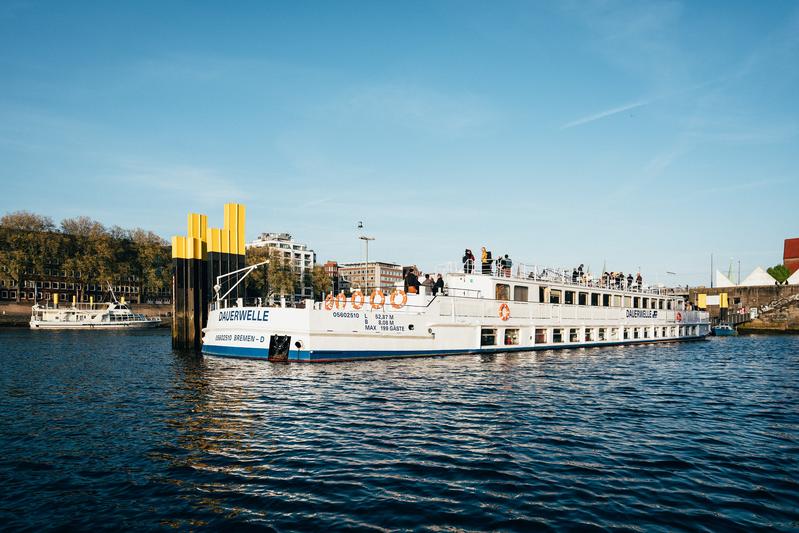 The exhibition "Halbe Halbe- Floating in, Swerving out, Doing Art and Theory" takes place on the the HfK’s exhibition ship “Dauerwelle”. 