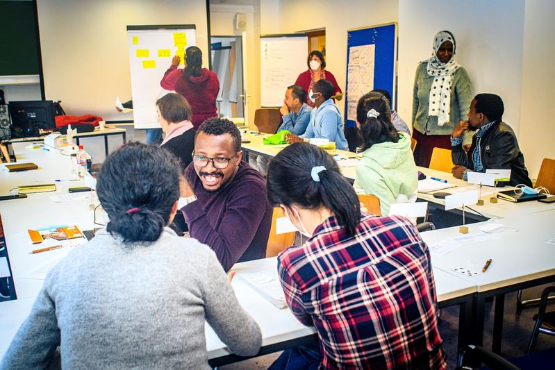 Die Teilnehmer:innen der UNEP/UNESCO/BMUV-Kurse trainieren disziplinübergreifende Herangehensweisen. Die Bilder sind während eines Workshops zur Kommunikation mit Entscheidungsträgern und partizipativen Verfahren entstanden.