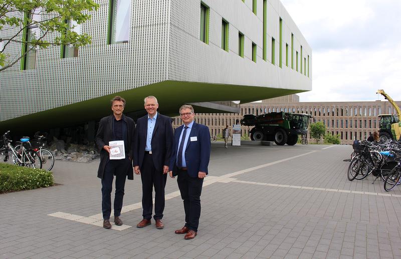 Björn Thümler, Niedersächsischer Minister für Wissenschaft und Kultur (Mitte), Hochschulpräsident Prof. Andreas Bertram (links) und Geschäftsführer der Science to Business GmbH Prof. Bernd Johanning bei der Eröffnung der 5. Osnabrücker Leichtbautage