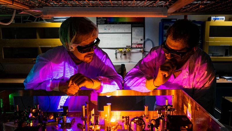 Im Fokus der Konferenz „Humboldt meets Leibniz“ stehen in diesem Jahr die optischen Technologien. Uwe Morgner (rechts), Physikprofessor und Sprecher des Exzellenzclusters PhoenixD, beobachtet mit seinem Doktoranden ein Laser-Experiment.
