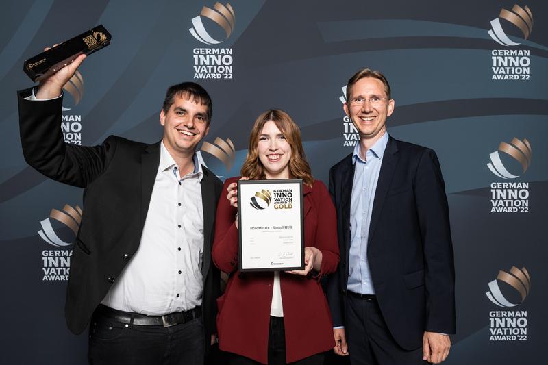 Ausgezeichnete Ausgründung der Frankfurt UAS: Alexander Pfaff (l.) und Elisabeth Kunz von der HoloMetrix GmbH freuen sich mit Dr.-Ing. Aulis Telle (HEAD acoustics GmbH) über den German Innovation Award in Gold.