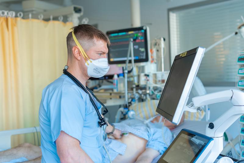 In der Kardiologie untersucht Dr. Franz Härtel die Wirkung einer Zytokinadsorption, wenn bei Patienten mit kardiogenem Schock die Herzlungenmaschine (ECMO) eingesetzt werden muss. Er ist Kollegiat seit Oktober 2020. 