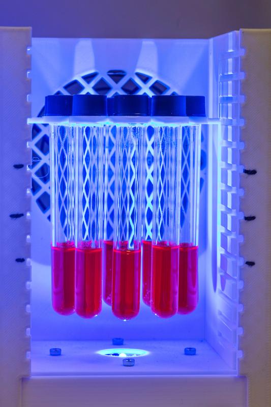 AZULA-Photoreaktor mit Photokatalysatoren (rote Lösung) die mit blauem LED Licht kontrolliert bestrahlt werden