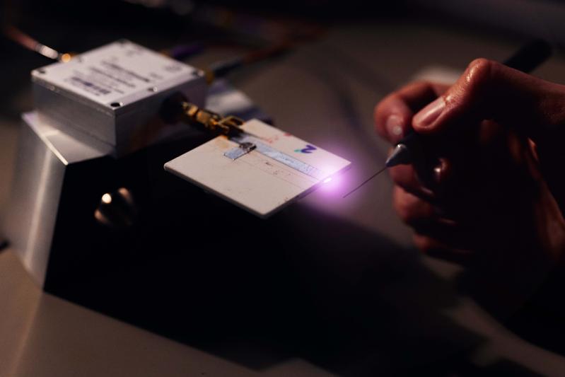Das ersehnte lila-farbene Licht wird mit Hilfe von Hochfrequenzelektronik erzeugt. Das kann beispielsweise zur Desinfektion von Wunden eingesetzt werden 