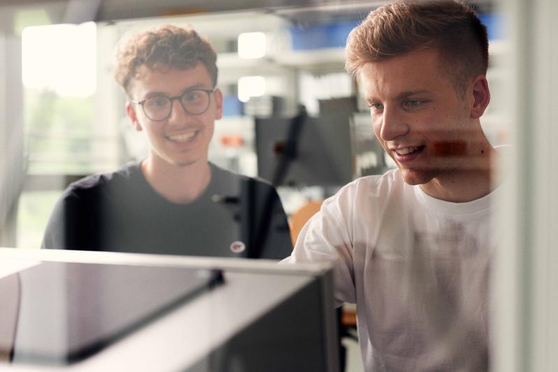 Silvan Linke (links) und Daniel Alkemeier sind Bachelor-Studenten der Elektrotechnik an der FH. Gemeinsam entwickelten sie für ihre Studienarbeit eine Mikrowellen-Plasmaquelle. 