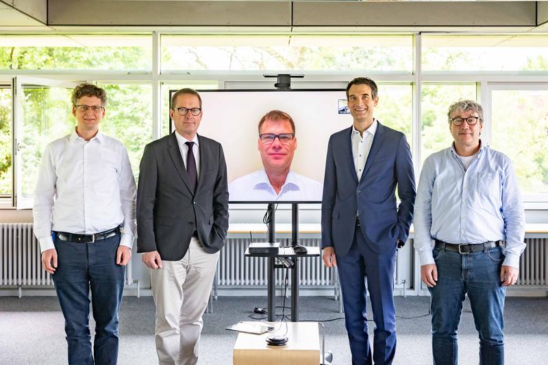 (from left) Prof. Dr. Felix Voigtlaender, business consultant Prof. Dr. Georg Rosenfeld, MIDS spokesman Prof. Dr. Götz Pfander (participating online from the US), Vice President Prof. Dr. Jens Hogreve and Prof. Dr. Marcel Oliver. 