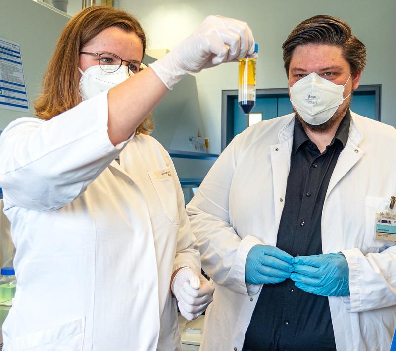 Die Doktorandin Antonia Lipp und Alexander Duscha sind Teil des 10-köpfigen Forschungsteams in dem Neuroimmunologischen Forschungslabor der Universitätsklinik für Neurologie Magdeburg. 