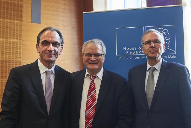 Prof. Wolfgang König (Mitte) hat sein Amt als Geschäftsführender Direktor an Prof. Rainer Klump (rechts) übergeben. Finanzminister Michael Boddenberg (links) unterstrich die Bedeutung des House of Finance für die Gesellschaft.
