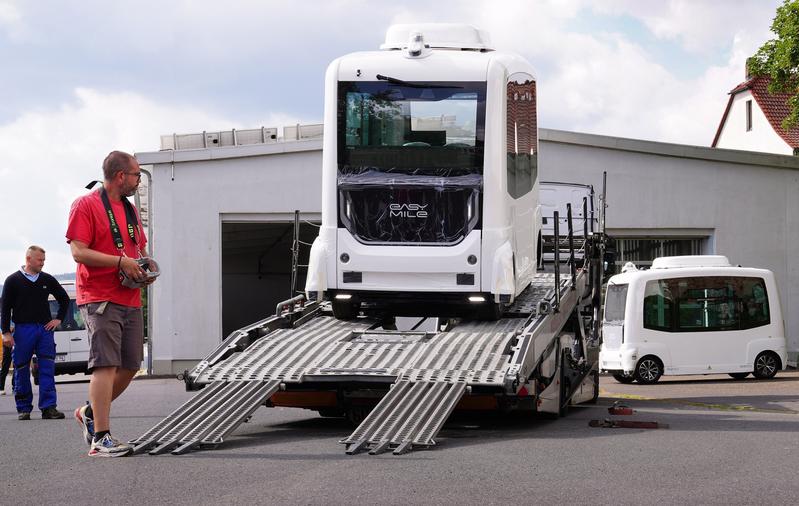 Zwei Kleinbusse vom Typ EasyMile EZ10 wurden am 10. Juli der IOV Omnibusverkehr GmbH Ilmenau übergeben