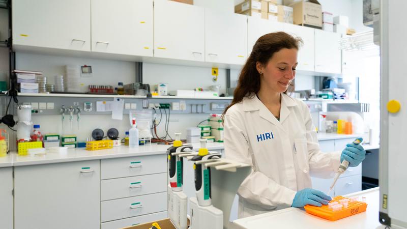 Elena Vialetto, first author of the study, in the HIRI lab.