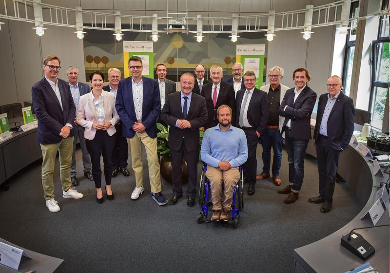 Landrätin Silke Gorißen, Präsident Dr. Oliver Locker-Grütjen und Dekan der Fakultät Life Sciences Prof. Dr. Peter Scholz, Mitglieder des Fördervereins der Hochschule Rhein-Waal – Campus Cleve e.V. sowie Unternehmensvertreter zeigten sich i