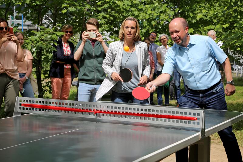 -	Prof. Dr. Claus-Michael Langenbahn und die Kanzlerin der Hochschule, Dr. jur. Fabienne Köller-Marek, ließen es sich nicht nehmen, gegen die Studierenden an der neuen Tischtennisplatte anzutreten