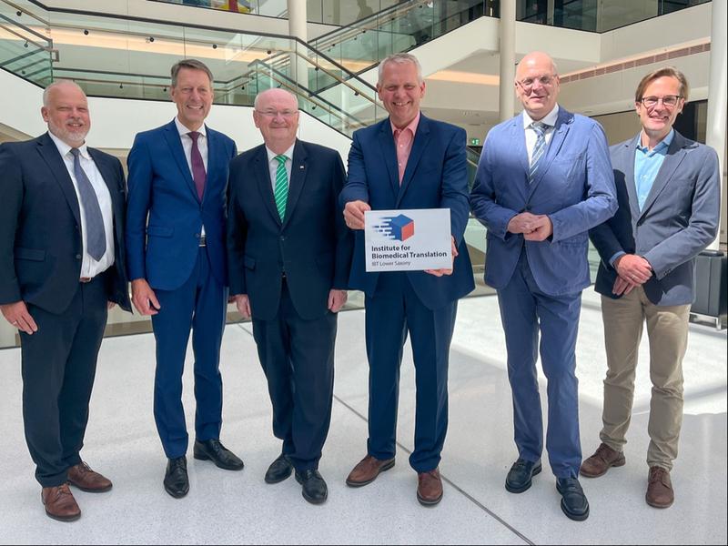 Das angehängte Foto zeigt (v.l.n.r.) Dr. Sven Wagner, Dr. Georg Schütte, Prof. Dr. Michael P. Manns, Wissenschaftsminister Björn Thümler, Prof. Dr. Wolfgang Brück, Prof. Dr. Thomas Pietschmann