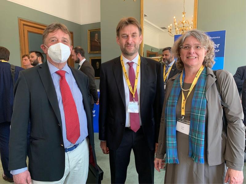 Der geschäftsführende Leiter des Fraunhofer IAF, Prof. Dr. Rüdiger Quay (2. v. l.), gratulierte der Fraunhofer UK und dem Fraunhofer CAP persönlich zum zehnjährigen Jubiläum in der Royal Society in London.