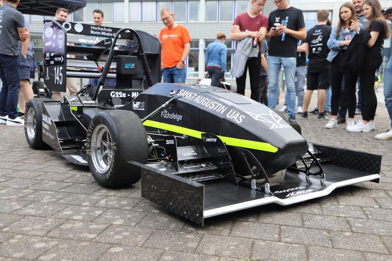 Der neue Rennwagen bei der Vorstellung auf dem Campus Sankt Augustin der Hochschule. 