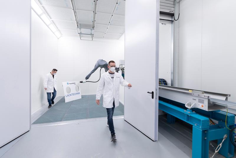 View into the paint booth (back) and pretreatment booth (front) of the »Center for Networked Surface and Coating Technology«