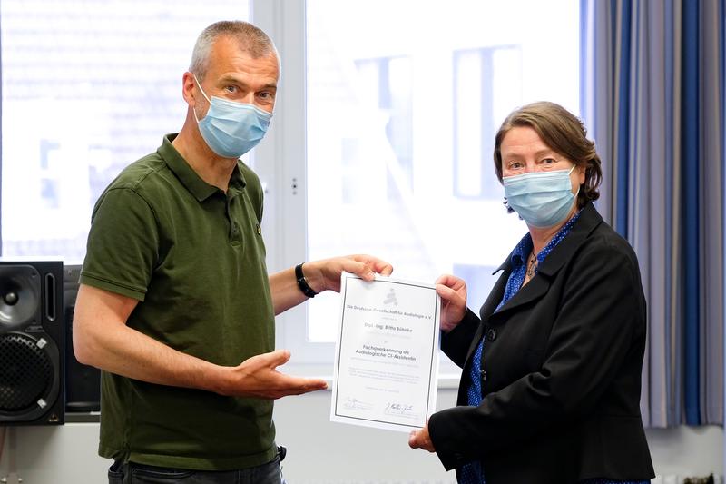 PD Dr. Matthias Hey, Leiter der Audiologie an der HNO-Klinik und Mitglied der Fachgesellschaft, überreichte Britta Böhnke das Zertifikat.