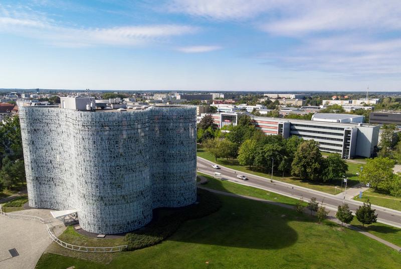 Blick auf das Informations-, Kommunikations- und Medienzentrum (IKMZ) der BTU, in dem die Veranstaltung stattfindet.