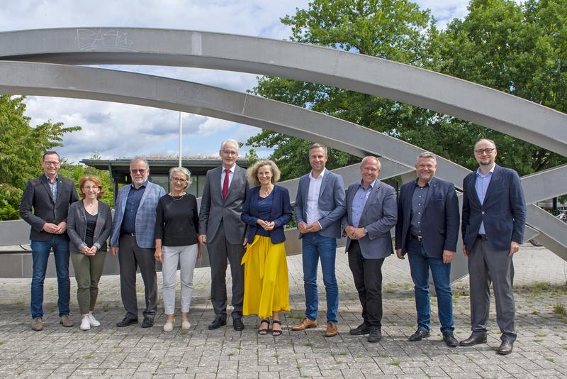 von links: Dr. Oliver Kusch MdL, Susanne Müller MdL, Prof. Dr. Lothar Kirschbauer, Prof. Ulrike Kirchner, Prof. Dr. Karl Stoffel, Dr. Anna Köbberling MdL, Nico Steinbach MdL, Heiner Illing MdL, Andreas Rahm MdL, Dr. Marc-André Grebe