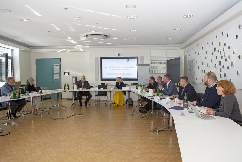 von links: Prof. Dr. Lothar Kirschbauer, Prof. Ulrike Kirchner, Prof. Dr. Karl Stoffel, Dr. Anna Köbberling MdL, Dr. Oliver Kusch MdL, Heiner Illing MdL, Nico Steinbach MdL, Andreas Rahm MdL, Lukas Schmitz