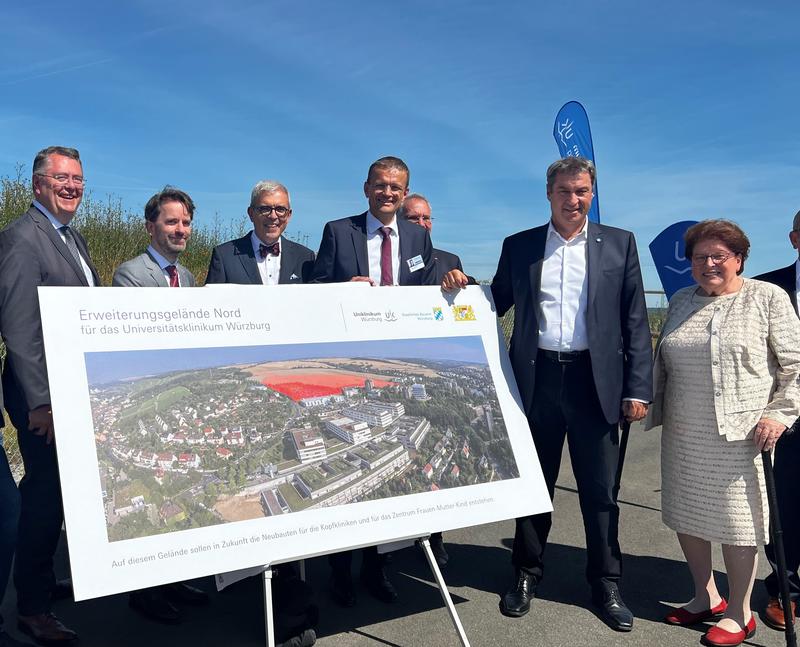 Von links: Der Vorstand des UKW, Ministerpräsident Markus Söder und Landtagspräsidentin a.D. Barbara Stamm präsentieren eine Info-Tafel zum "Erweiterungsgelände Nord" der Uniklinik Würzburg.