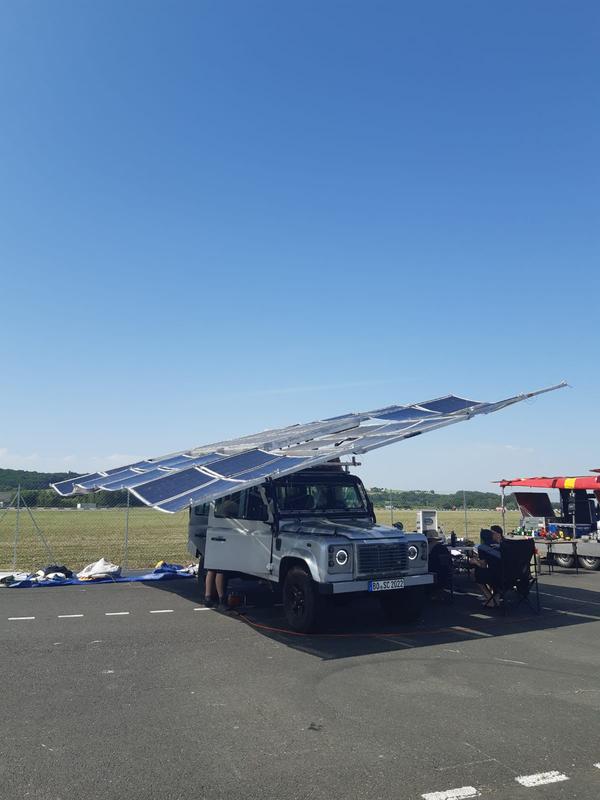 Der "Landy" mit geöffnetem Solar-Panel.