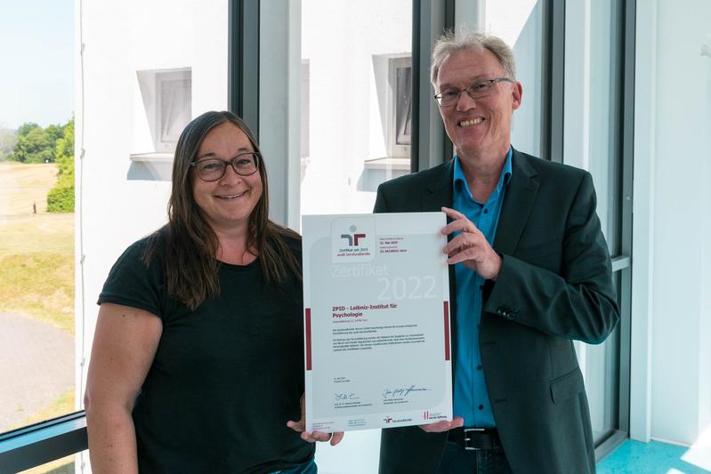 Bettina Leuchtenberg, employee for communication and events, and managing director Dr. Gabriel Schui are happy about the certificate, which was sent by mail due to the pandemic.
