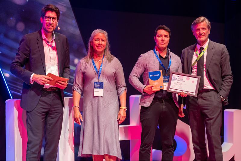 Beim „EIT Health Catapult“ Finale gewinnt das Münchner Start-up Ebenbuild in der Kategorie Digital Health. Links nach rechts: Dr. Kurt Höller, Ylva Williams, Dr. Kei Müller, Jean Marc Bourez. 