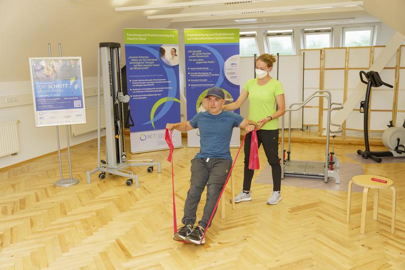 Patient Jan Goldenbogen trainiert unter Anleitung einer Sportwissenschaftlerin. 