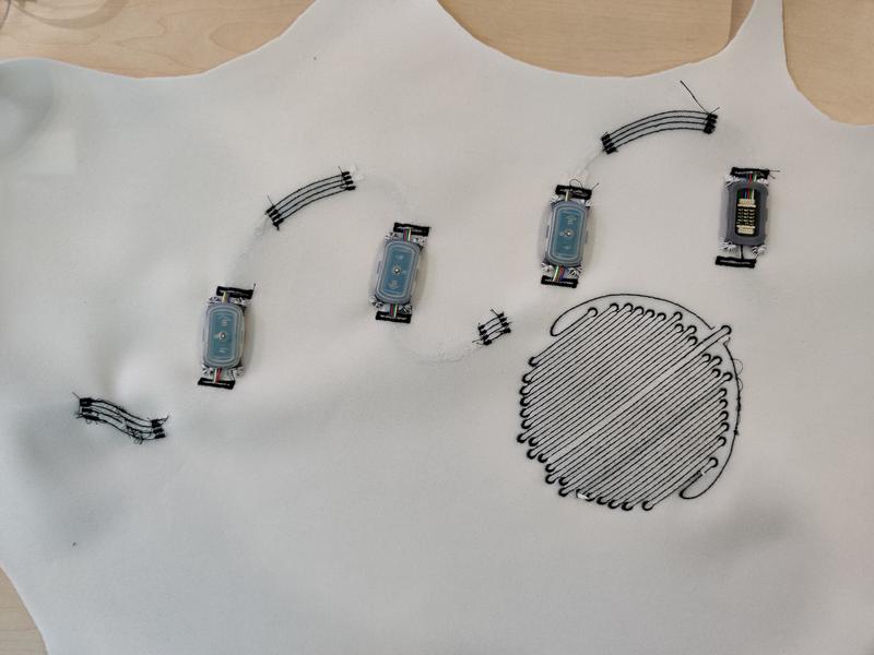 Die textile Haut des elektrischen Unterwasserbewohners ist ausgestattet mit smarten Sensoren. Auf diesem Stück Sensorhaut sind vier Module mit Gehäuse und Connectorboard über ein vieradriges Kabel mittels eines sogenannten Bus-Systems verbunden.