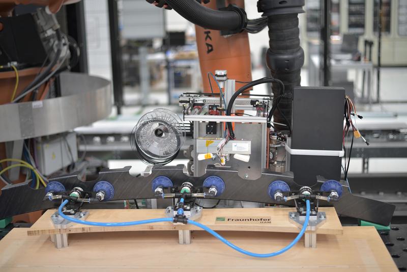 Der vom Fraunhofer IFAM und dem Projektpartner IVW entwickelte robotergeführte 3D-Druckendeffektor am Demonstrator für die Vormontage von thermoplastischen CFK-Integralspanten
