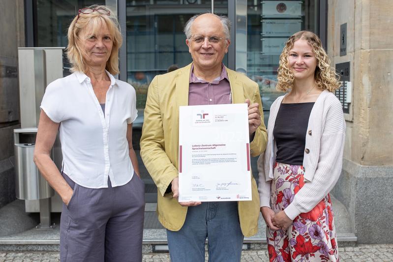 v.l.n.r.: Dr. Dagmar Bittner (Gleichstellungsbeauftragte), Prof. Dr. Manfred Krifka (Direktor), Maite Seidel (Stellv. Gleichstellungsbeauftragte)