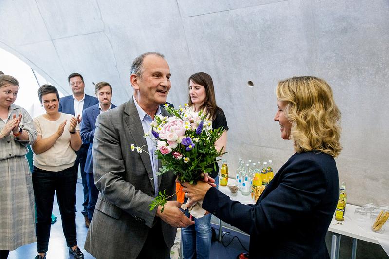 Bundesumweltministerin Steffi Lembke gratuliert Professor Dr. Mario Schmidt zu seiner Berufung. 