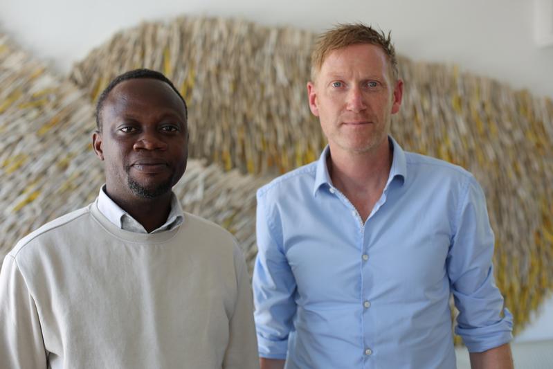 Prof. Dr. Michael Grimm (Universität Passau, rechts im Bild) mit Dr. Edward Asiedu (Universität Ghana)