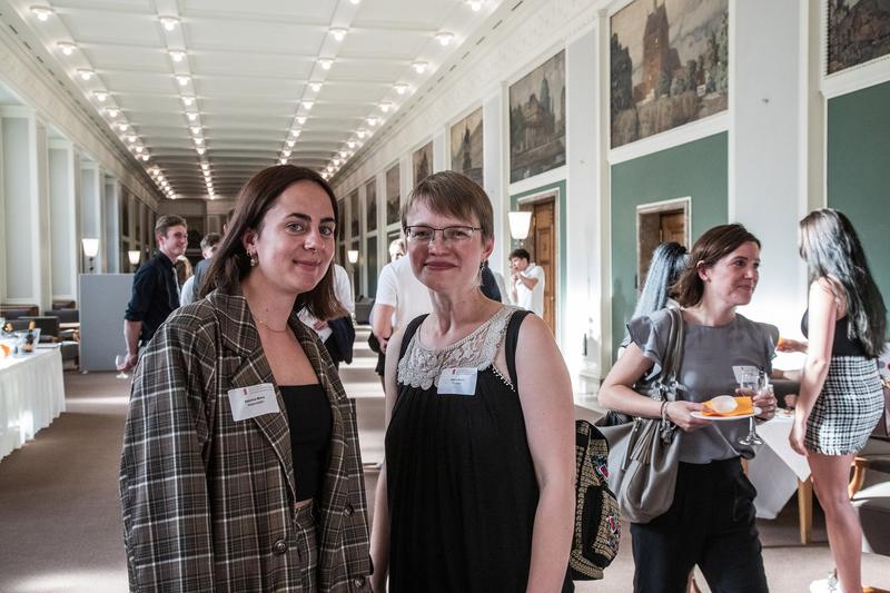 Jenny Klann (rechts) war selbst Deutschlandstipendiatin und unterstützt als Alumna der HWR Berlin jetzt Sabrina Menz, die als Studentin im dualen Studiengang Bauingenieurwesen in die Fußstapfen ihrer Förderin tritt. 