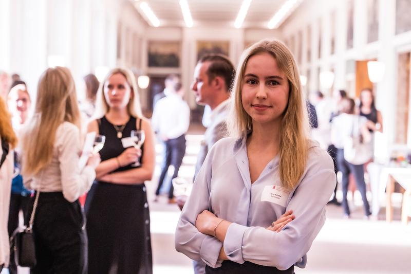 HWR Berlin-Deutschlandstipendiatin Nina Schiller studiert erfolgreich International Business Management und engagiert sich ehrenamtlich generationenübergreifend für andere Menschen.