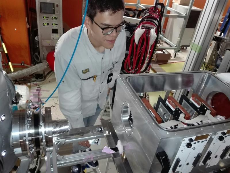 Master student Florian Dufter from the working group of ORIGINS PI Prof. Laura Fabbietti of the TUM integrates the liquid hydrogen target (left) into the vacuum chamber of the silicon detector (right) that he constructed.