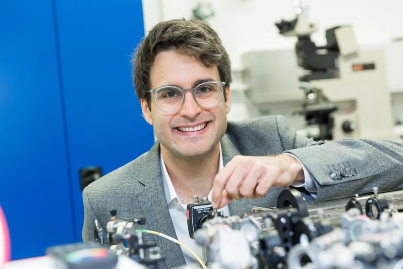 Am Institut für Experimentalphysik der TU Graz möchte Marcus Ossiander ein Mikroskop realisieren, mit dem sich extrem kleine und ultraschnelle Vorgänge messen lassen, etwa wie ein Photon von einem Atom absorbiert wird.