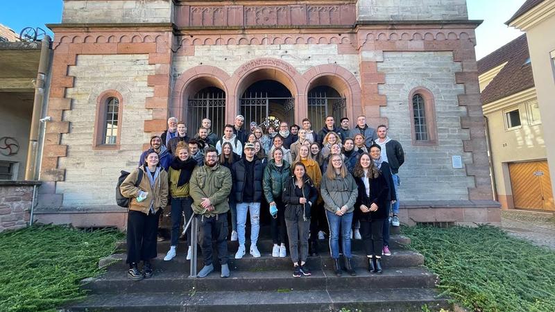 Studierende und Lehrende für Geschichte der PHKA vor der Ehemaligen Synagoge Kippenheim.